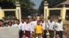 ဇန်နဝါရီလ ၂၂ ရက်နေ့က အင်းစိန်အကျဉ်းထောင်မှ ပြန် လွှတ်ပေးလိုက်သည့် နိုင်ငံရေးအကျဉ်းသားတချို့။ ဓာတ်ပုံ - စည်သူ (ဗွီအိုအေ)