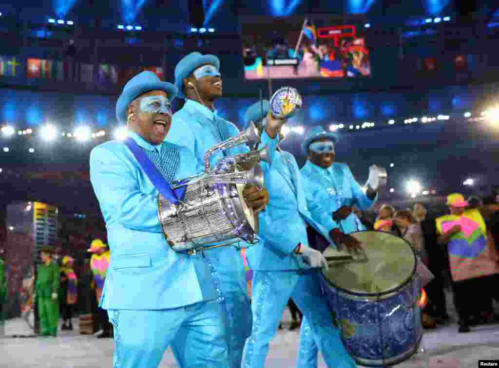 Para penampil dalam upacara pembukaan Olimpiade Musim Panas 2016 di Stadion Maracana, Rio de Janeiro, Brazil (5/8).