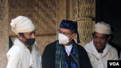 Tetua Baduy Dalam, Ayah Mursid (kiri) dan Menteri Kesehatan RI, Budi Gunadi Sadikin (tengah) sedang berbincang disela-sela acara Vaksinasi Peduli Baduy pada 14-15 Oktober di Ciboleger, Banten.(VOA/Indra Yoga)