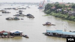រូបឯកសារ៖ ​ទិដ្ឋភាព​ផ្ទះ​បណ្តែត​ទឹក​របស់​ប្រជា​នេសាទ​ជាង​១០០​គ្រួសារ​នៅលើដង​​​ទន្លេសាប​ ​ខាងជើង​ស្ពាន​ជ្រោយចង្វាថ្មី​ ដែលផ្លាស់​ទី​ដើម្បី​ការពារ​មិនឲ្យ​ត្រីស្លាប់​ក្នុងបែ​ដោយ​កត្តា​អាកាស​ធាតុ​ក្តៅ​, នៅរាជធានីភ្នំពេញ, នៅថ្ងៃទី​ ០២ ខែឧសភា​ ឆ្នាំ២០១៧។ (ខាន់ សុគុំមនោ/វីអូអេ)