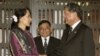 Phó Thủ tướng Thái Lan Chalerm Yubumrung hội đàm với lãnh tụ dân chủ Miến Điện Aung San Suu Kyi tại Tòa nhà chính phủ Thái Lan