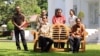 Presiden Jokowi didampingi sejumlah menteri di halaman belakang Istana Merdeka, Jakarta, 16 Januari 2015 (Foto: VOA/Andylala).