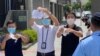 右起: 民主派中西区区议会许智峰、叶锦龙、彭家浩，8月7日早上在中山纪念公园体育馆外，当着警员面前撕毁控告他们违反防疫“限聚令”告票，他们表示到场执行公务，将会上庭抗辩 (美国之音/汤惠芸)