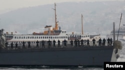 Mürettebatı sokakta saldırıya uğrayan USS Ross savaş gemisi, perşembe günü İstanbul'dan ayrılırken