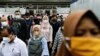 Penumpang mengenakan masker pada jam sibuk sore hari di tengah pandemi COVID-19, di stasiun kereta di Jakarta, 3 Januari 2022. (REUTERS/Willy Kurniawan)