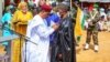 Shugaba Bazoum yana sakata Farfesa Babagana Zulum lambar yabo (Facebook/ Gwamna Zulum)