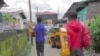 Un jeune Camerounais déplacé construit des jouets télécommandés