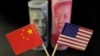  美中货币前的美中国旗 美中货币前的美中国旗