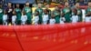 Les joueurs de l'équipe nationale marocaine de football lors de l'exécution des hymnes nationaux derrière le drapeau national avant le match, avant le match de quarts de finale de la CAN contre l'Egypte, stade de Port Gentil, Gabon, 29 janvier 2017.