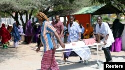 Des secours évacuent les victimes de l'attentat, dans le quartier de Hodan, à Mogadiscio, le 15 octobre 2017.