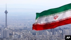 Foto ilustrasi yang menunjukkan bendera Iran berkibar di salah satu area di Teheran, Iran, pada 31 Maret 2020. (Foto: AP/Vahid Salemi)