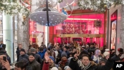Abantu bethenga impahla nge Black Friday eMelika
