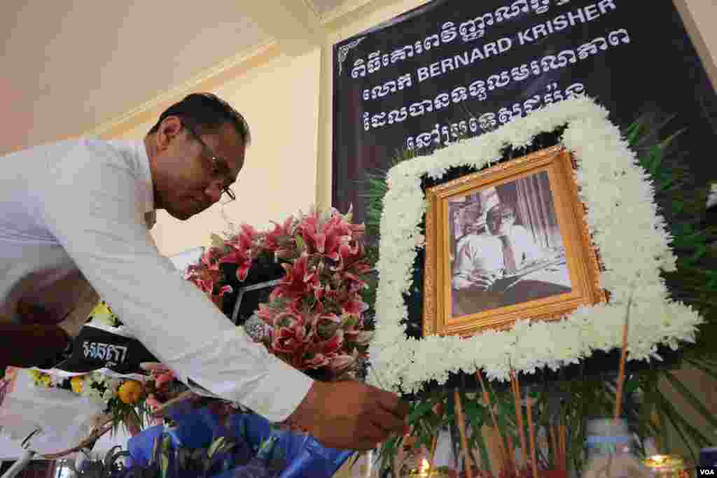 អ្នកចូលរួម អុជធូបក្នុងពិធីបុណ្យសពរបស់លោក Bernard Krisher ស្ថាបនិកកាសែត ដឹ ខេមបូឌាដេលី ក្នុងខណ្ឌច្បារអំពៅ រាជធានីភ្នំពេញ នាថ្ងៃទី១៩ ខែមីនា ឆ្នាំ២០១៩។ (កាន់ វិច្ឆិកា/VOA)