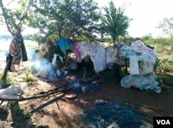 Kulabantu abahlala kuzindlwana ezisegangeni lapho okugolwa khona amacimbi.