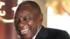 Président Cyril Ramaphosa (D) ya Afrique du Sud apesi mbote na mokonzi akitanaki na ye Jacob Zuma na Cap, Afrique du Sud, 20 février 2018.