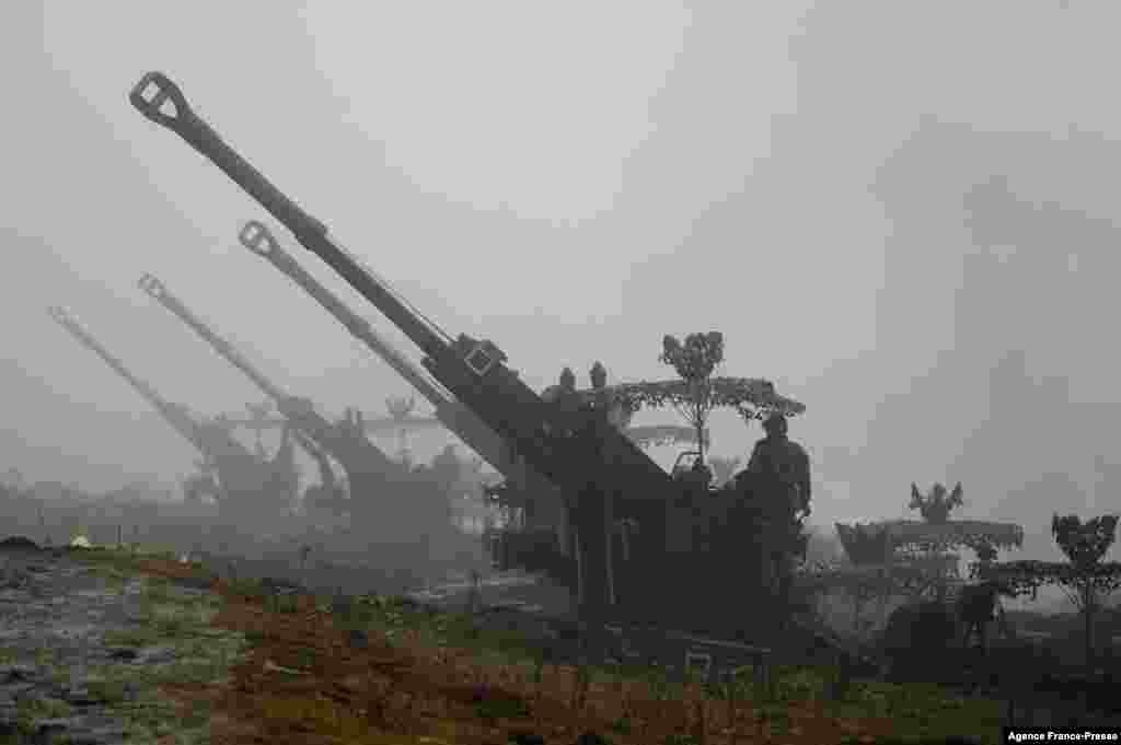 Indian Army soldiers stand next to Bofors guns positioned at Penga Teng Tso ahead of Tawang, near the Line of Actual Control (LAC), neighbouring China, in India&#39;s Arunachal Pradesh state.