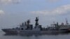 Kapal Angkatan Laut Rusia, Admiral Tributs, sebuah kapal besar anti-kapal selam, terlihat saat berlabuh di area pelabuhan selatan di metro Manila, Filipina, 3 Januari 2017. (Foto: REUTERS/Romeo Ranoco)