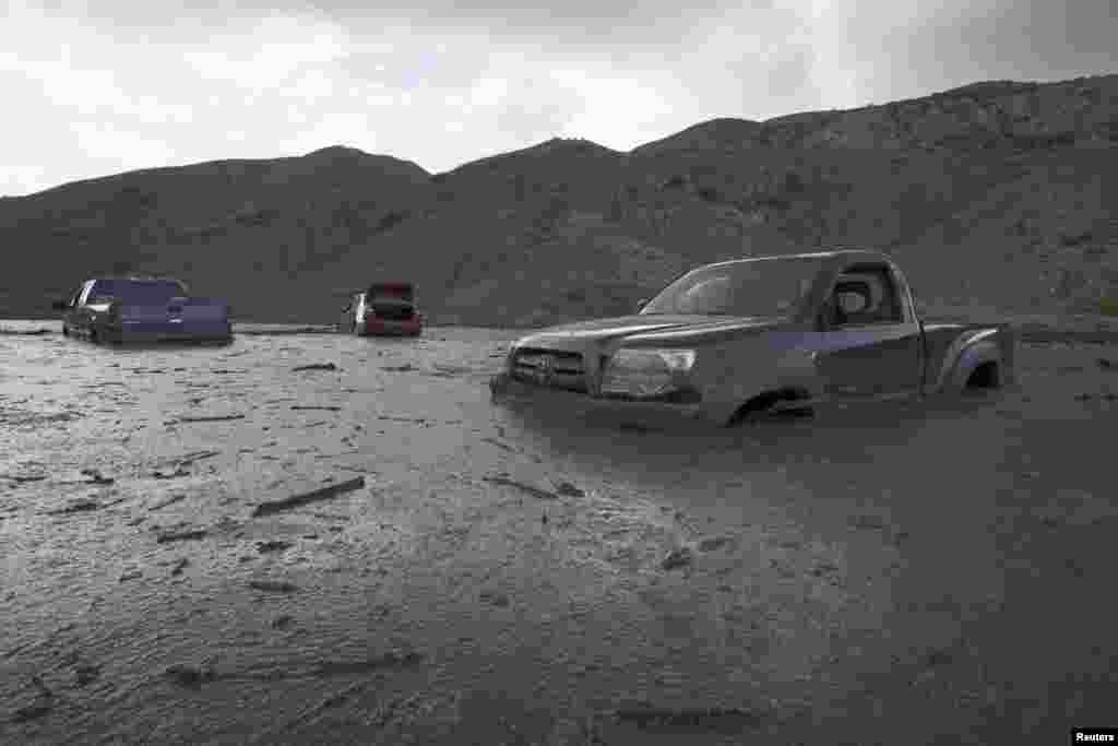 Cars and trucks remain mired in mud and debris on State Route 58 near Tehachapi, California, about 60 miles (97 km) outside of Los Angeles, Oct. 17, 2015. A mudslide left nearly 200 vehicles, including 75 semi-trailer trucks, stuck in up to five feet of mud, local sheriff's spokesman Ray Pruitt said.