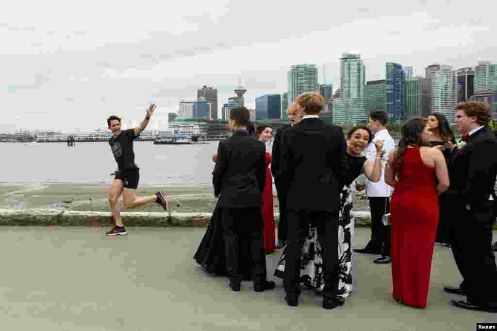 PM Kanada Justin Trudeau berolahraga lari saat para pelajar SMA bersiap-siap melakukan acara &quot;prom&quot; di kota Vancouver, Kanada.