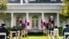 美国总统拜登与日本首相菅义伟在白宫玫瑰园举行联合记者会（2021年4月16日）