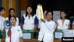 မန္တလေးမြို့ ဆန္ဒမဲလက်မှတ်တွေ ရေတွက်နေစဉ်။ (နိုဝင်ဘာ ၈၊ ၂၀၁၅)