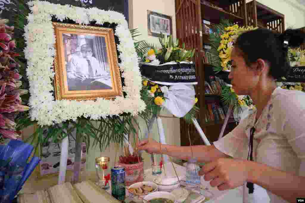 មន្រ្តីស្ថានទូតសហរដ្ឋអាមេរិកប្រចាំកម្ពុជា អុជធូបក្រោយដាក់កម្រងផ្កាក្នុងពិធីបុណ្យសពរបស់លោក Bernard Krisher ស្ថាបនិកកាសែត ដឹ ខេមបូឌាដេលី ក្នុងខណ្ឌច្បារអំពៅ រាជធានីភ្នំពេញ នាថ្ងៃទី១៩ ខែមីនា ឆ្នាំ២០១៩។ (កាន់ វិច្ឆិកា/VOA)