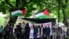 Demonstranti drže palestinske zastave tokom anti-izraelskih demonstracija u kampusu Univerziteta Universität Wien im Alten AKH u Beču, Austrija, 8. maja 2024. (Foto: MAX SLOVENCIK / APA / AFP)