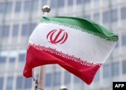Bendera Iran berkibar tertiup angin di luar markas besar IAEA selama pertemuan Dewan Gubernur Badan Tenaga Atom Internasional (IAEA) di markas besar badan tersebut di Wina, Austria, 20 November 2024. (Foto: AFP)