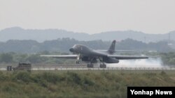 지난 2016년 9월 괌에서 발진한 미 공군 B-1B 장거리 전략폭격기가 이례적으로 주한미군 오산공군기지에 착륙했다.