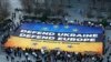 Активисты разворачивают большой баннер в поддержку Украины перед зданием Европейского совета в Брюсселе, Бельгия, в среду, 5 марта 2025 года