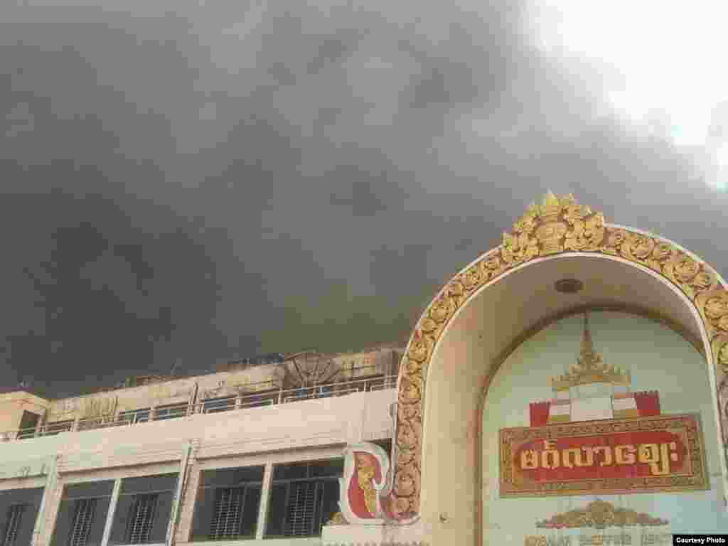 မန္တလေး မင်္ဂလာဈေးမီးလောင်မှုဖြစ်စဉ် ၂၂ မတ်လ ၂၀၁၆ (ဓာတ်ပုံ ကိုကျော်ကြီး AB)