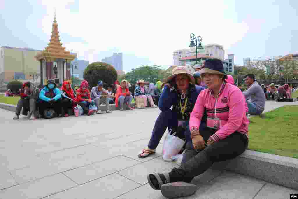 ក្រុមកម្មករកម្មការិនីរាប់រយនាក់ មកពីរោងចក្រ W&D Cambodia Co., LTD បានប្រមូលផ្ដុំគ្នាតវ៉ាមុខគេហដ្ឋានរបស់លោកនាយករដ្ឋមន្ត្រី ហ៊ុន សែន ទាមទារឲ្យរោងចក្រទទួលយកកម្មករជាង១ពាន់នាក់ចូលធ្វើការវិញ នៅថ្ងៃទី១៨ ខែមីនា ឆ្នាំ២០១៩។ (កាន់ វិច្ឆិកា/VOA)