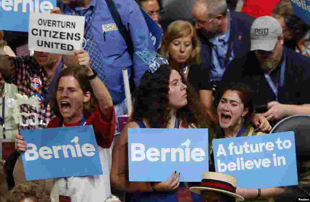 Para pendukung Senator AS, Bernie Sanders mendengarkan pidato Sanders pada Konvensi Nasional Partai Demokrat di Philadelphia, Pennsylvania.