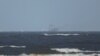 На снимке видно поврежденное грузовое судно Solong после столкновения с нефтяным танкером Stena Immaculate. Вид из Солтфлита, Великобритания, 11 марта 2025 года.