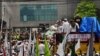 Aparat Kepolisian berjaga di dalam kompleks DPRD dan Balai Kota DKI saat unjuk rasa FPI menolak Ahok dilantik menjadi Gubernur DKI (foto: VOA/Andylala)