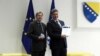 Arhivska fotografija: Johannes Hahn i Denis Zvizdic prilikom primanja Upitnika za BiH 09.12.2016.