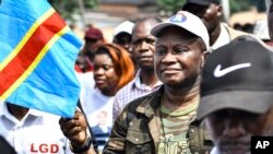 Cherubin Okende, waziri wa zamani wa uchukuzi na kujiunga na upinzani, akishiriki maandamano mjini Kinshasa, Machi 11, 2023. Picha ya AP