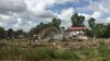 អាជ្ញាធរ​ប្រើ​គ្រឿង​ចក្រ​វាយ​កម្ទេច​ផ្ទះ​ថ្ម​របស់​ប្រជាពលរដ្ឋ នៅ​តំបន់​ជាប់​អាង​ស្តុក​ទឹក​បឹង​ទំពុន ក្នុង​សង្កាត់​បឹង​ទំពុន ខណ្ឌ​មានជ័យ នៅ​ថ្ងៃទី១១ ខែសីហា ឆ្នាំ២០២១។ (លាស់ លីបលីប/វីអូអេ)