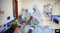 e personnel médical portant un équipement de protection s'occupe des patients touchés par COVID-19, dans l'unité de soins intensifs (USI) de l'hôpital de niveau 5 du comté de Machakos à Machakos, au Kenya.