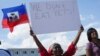 Foto Achiv: Wilda Brooks, ki abite West Palm Beach, Florid kenbe yon pankat ki di "Nou pa Manje Bet Moun" pandan yon manifestasyon nan No Miami, 22 Sept. 2024.
