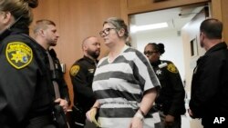 Jennifer Crumbley ulazi u sudnicu pred izricanje presude (AP/Carlos Osorio)