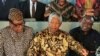 Le président sud-africain Nelson Mandela, au centre, médiateur de la crise congolaise avec le président zaïrois Mobutu Sese Seko et le chef rebelle Laurent-Désiré Kabila, à bord du SAS Outeniqua dans le port de Pointe Noire, le 4 mai 1997