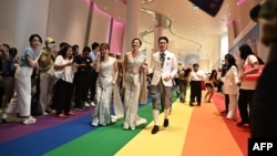 Pasangan menghadiri acara pencatatan pernikahan di pusat perbelanjaan Paragon di Bangkok, 23 Januari 2025.(Foto: Lilian Suwanrumpha/AFP)