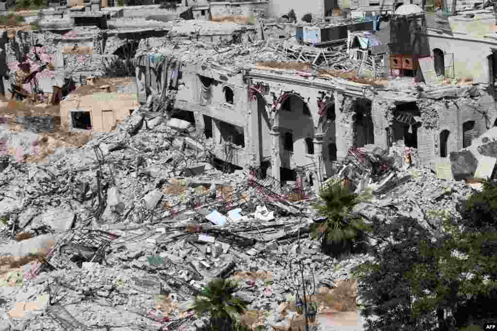 Gedung hotel Carlton Citadel yang hancur di kota Aleppo, di bagian yang dikuasai pemerintah Suriah.&nbsp;