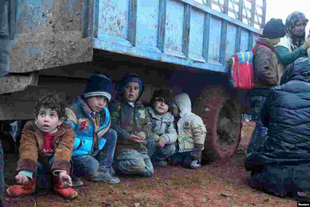 Displaced children, who fled with their families the violence from Islamic State-controlled area of al-Bab, wait as they are stuck in the Syrian village of Akda to cross into Turkey, Jan. 23, 2016.&nbsp;Turkey&#39;s border guards prevented the displaced people from approaching their country&#39;s border, activists said.