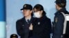 한국 '국정농단' 사건의 주범 최순실 씨가 13일 1심 선고 공판에서 징역 20년 형을 선고받은 후 구치소로 돌아가고 있다.