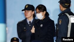 한국 '국정농단' 사건의 주범 최순실 씨가 13일 1심 선고 공판에서 징역 20년 형을 선고받은 후 구치소로 돌아가고 있다.