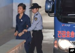지난 16일 한국의 박근혜 전 대통령(왼쪽)이 서울 중앙지법 속행재판에 출석하기 위해 호송차에서 내려 법정으로 향하고 있다.