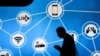Foto ilustrasi yang menunjukkan seorang pria berdiri di depan stan yang menampikan sejumlah perangkat yang terkoneksi ke Wi-Fi dan jaringan Internet-of-Things. (Foto: Reuters/Paul Hanna)