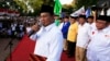 Kandidat presiden Prabowo Subianto berbicara dengan para pendukungnya di depan kepala-kepala partai koalisinya dalam penandatanganan koalisi permanen di Jakarta (14/7). (Reuters/Beawiharta)
